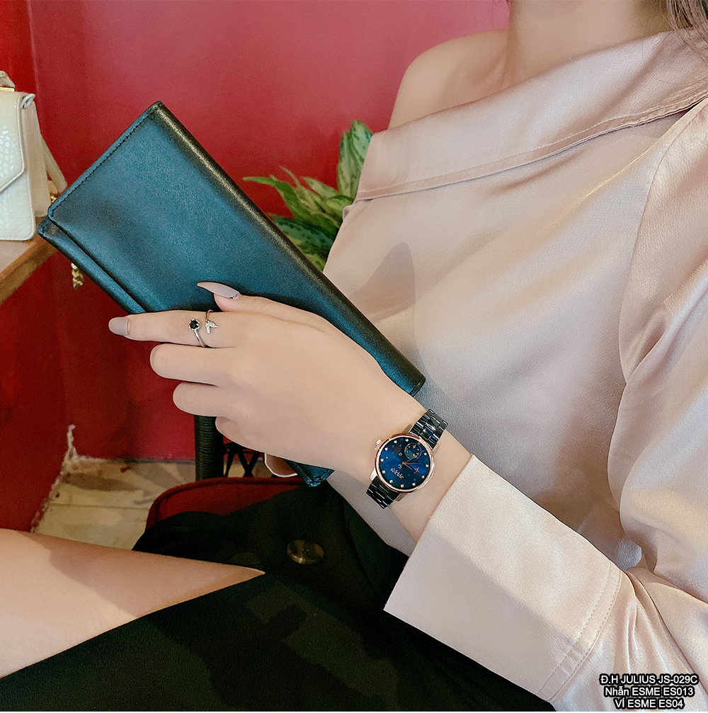 Đồng Hồ Nữ JS-029C Kính Sapphire Julius Star Hàn Quốc (Xanh) - đeo trên tay mẫu cầm ví