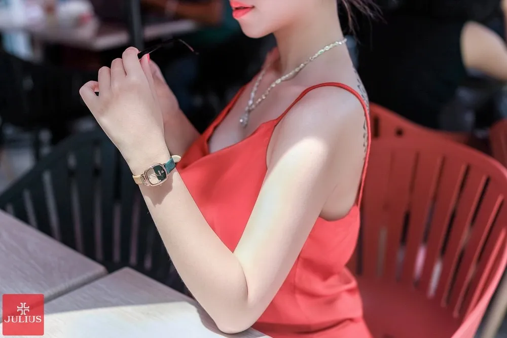 Đồng Hồ Nữ JA-1240D Julius Hàn Quốc Dây Da (Xanh Lá) - đeo trên tay mẫu ngồi đan tay