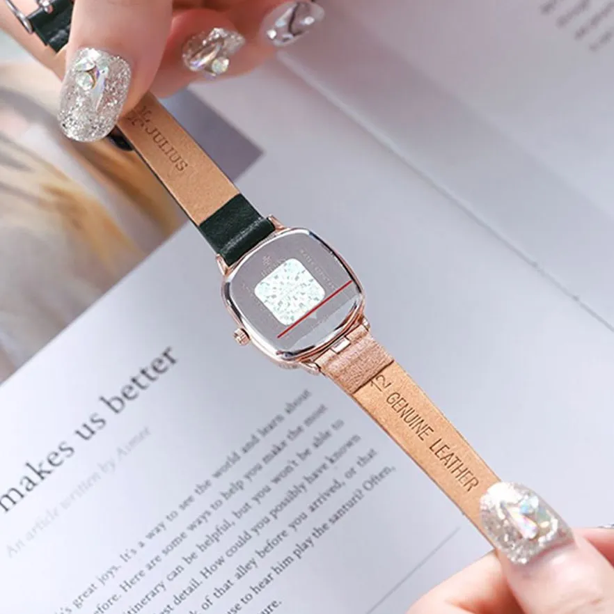 Đồng Hồ Nữ JA-1240D Julius Hàn Quốc Dây Da (Xanh Lá) - mặt sau cầm trên tay mẫu 