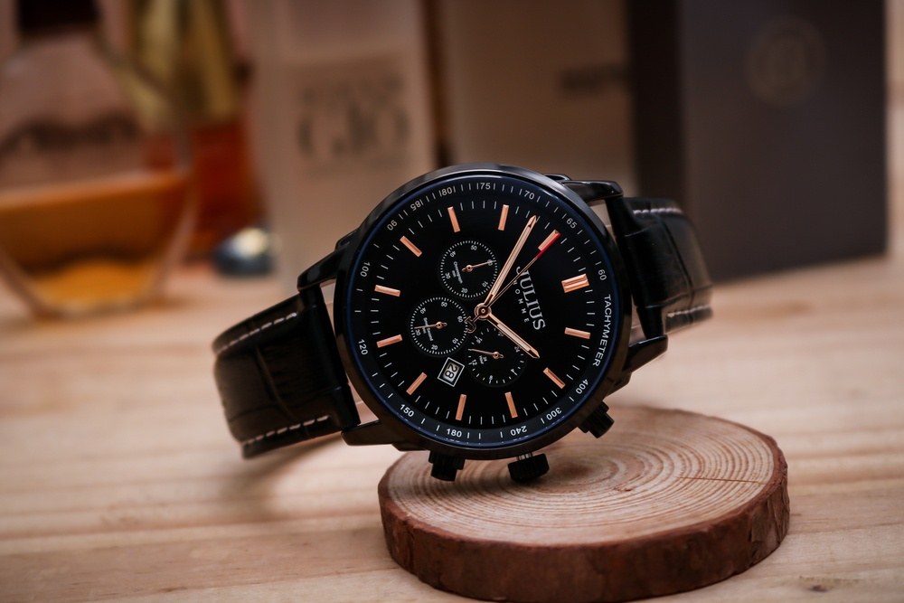 Đồng Hồ Nam JAH-133B chronograph Julius Hàn Quốc Dây Da (Đen) - mặt trước nghiêng trên khoanh gỗ