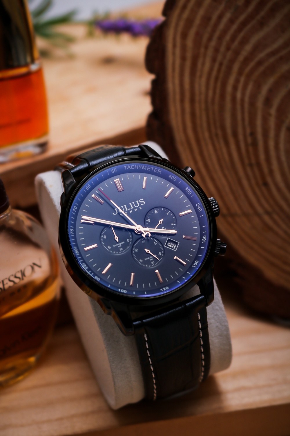 Đồng Hồ Nam JAH-133B chronograph Julius Hàn Quốc Dây Da (Đen) - mặt trước cuộn trên mút hộp