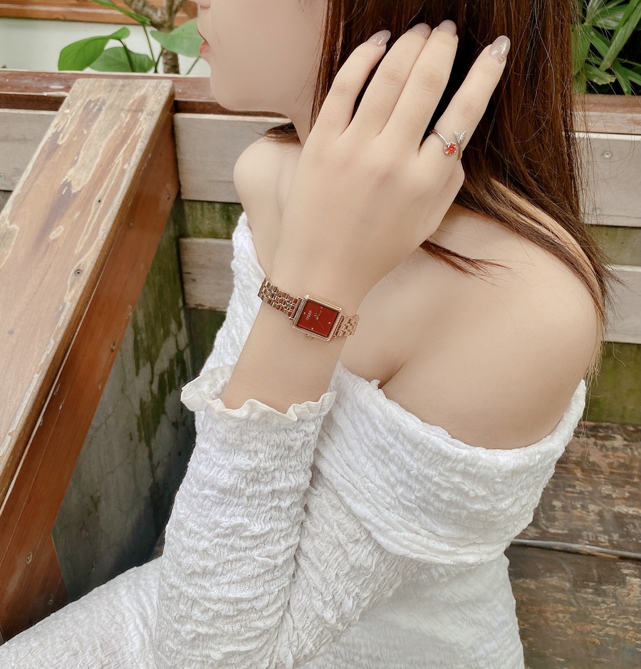 Đồng Hồ Julius JA-1315C Hàn Quốc Dây Thép (Đỏ) - đeo trên tay mẫu vuốt tóc