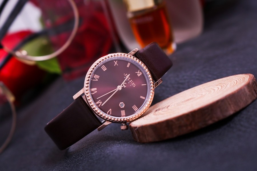 Đồng Hồ Nữ JA-1339C Julius Hàn Quốc Dây Da (Nâu) - nghiêng trên khoanh gỗ