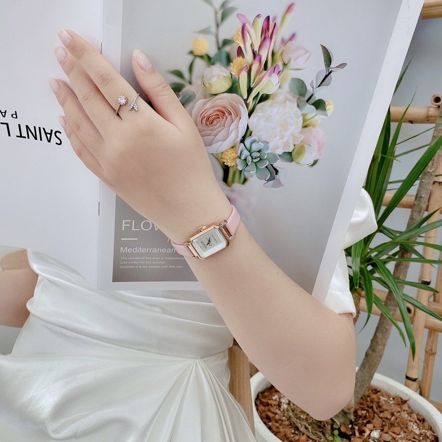 Đồng Hồ Nữ JA-951D Julius Hàn Quốc Dây Da (Hồng) - mặt trước đeo trên tay mẫu
