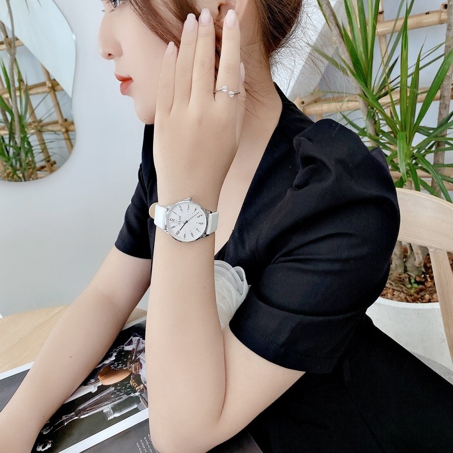 Đồng Hồ Nữ JA-1353A Julius Hàn Quốc Dây Da (Trắng) - mặt trước đeo trên tay mẫu tay chống lên bàn