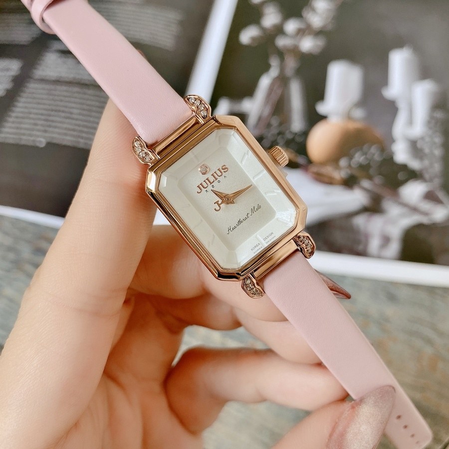 Đồng Hồ Nữ JA-951D Julius Hàn Quốc Dây Da (Hồng) - mặt trước cầm trên tay mẫu